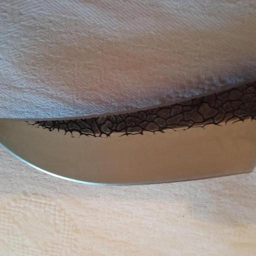 Нож кованый из высокоуглеродистой стали с деревянной ручкой в ножнах